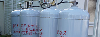 プロパンガス(LPG)のガスコンロ交換に必要な資格｜ビルトインコンロの配管ホースと元栓を接続するため、DIYではガス漏れや火災などの事故につながる恐れがあります