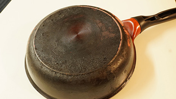 吹きこぼれや調味料が鍋底に付着することが原因で天板の焦げつきが発生｜IHクッキングヒーターの天板掃除