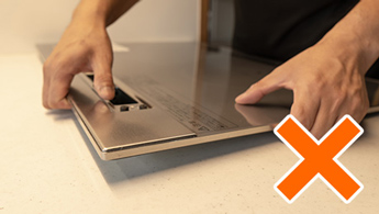 天板を持ち上げたり分解することは避ける｜IHクッキングヒーターの天板掃除