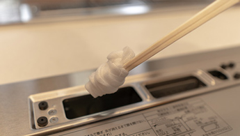 狭い排気口には割り箸にガーゼを巻いて掃除します｜IHクッキングヒーターの排気口掃除