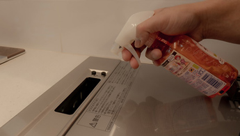 洗剤は直接、IH本体にスプレーしないよう注意します｜IHクッキングヒーターの排気口掃除