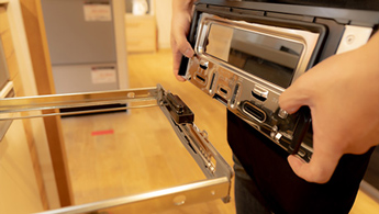 フロントパネルは取り外して手洗いできます｜IHクッキングヒーターのグリル掃除