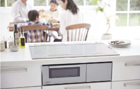 ビルトインタイプのIHクッキングヒーターは高機能かつ簡単に取付け可能