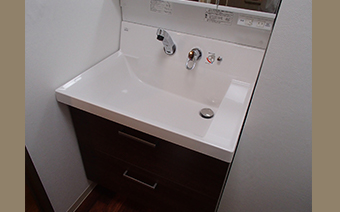 エコハンドルのシングルレバー水栓と、広いスクエアの洗面ボウル