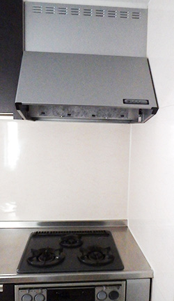 施工前のレンジフードとガスコンロ