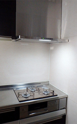 施工後のレンジフードとガスコンロ
