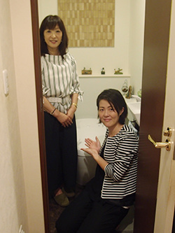 新しくなったトイレの前で一緒に撮影させていただきました！