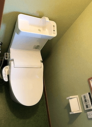 LIXIL(INAX)リモコン対応紙巻器(ホワイト)の交換・設置事例