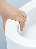 便器のフチ裏がないので、汚れがたまりやすい死角がなくなりました。また、フチを握るように拭くだけで手軽にお掃除できます。