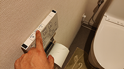 便器に触れずに壁リモコンから自動洗浄が可能です｜トイレ交換で衛生的かつ節電機能が向上