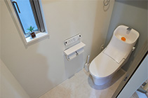 2階のトイレ交換 | 一戸建ての2階にあるトイレは水圧の問題をクリアしなければなりません。その理由と商品選びについて詳しくご説明しております。また和式から洋式のリフォーム、2階にトイレ増設についてもまとめました。