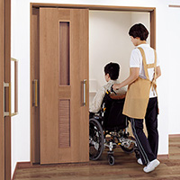 2階トイレの入り口ドアを引き戸にし、段差を無くしたバリアフリー設計とすることで快適なトイレ空間に